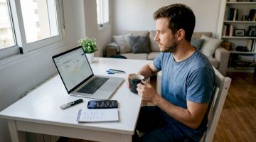 Un apostador revisa sus jugadas con criptomonedas desde el ordenador