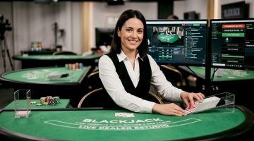 Un crupier en directo reparte las cartas desde el estudio