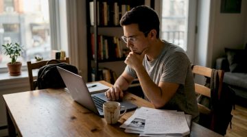 Hombre comprobando la seguridad de su ordenador portátil