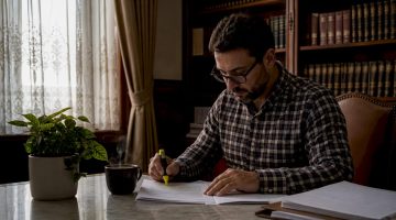 Hombre revisando papeles de licencias en su oficina