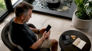 Jugador explorando las opciones de pago disponibles en casinos internacionales