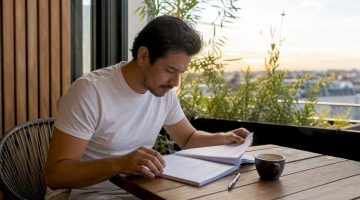 Un hombre consulta las condiciones de uso de un juego online desde su apartamento.