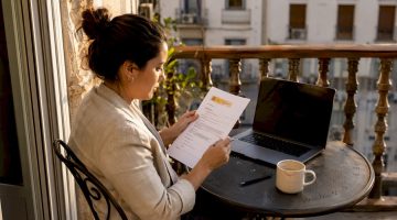 Mujer analizando cuidadosamente la documentación de un casino fiable