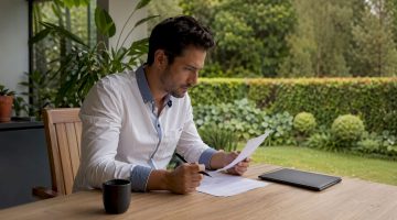 Hombre revisando papeles legales en su despacho en casa