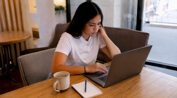Una mujer revisa un casino online desde su portátil.
