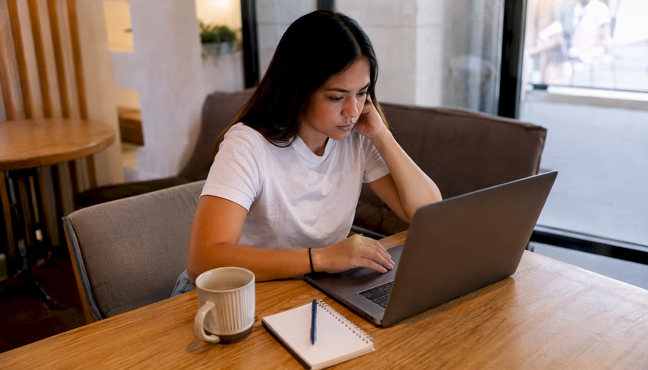 Una mujer revisa un casino online desde su portátil.