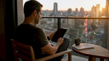 Hombre explorando casinos internacionales desde su tablet