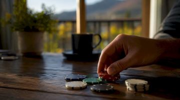 Una mano apuesta una ficha sobre la mesa del casino