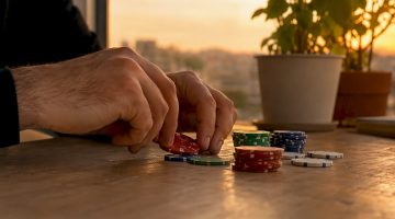 Unas manos jugando con fichas de casino