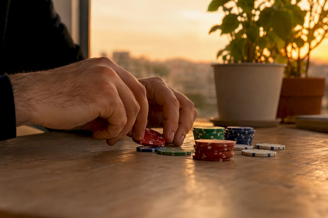 Unas manos jugando con fichas de casino