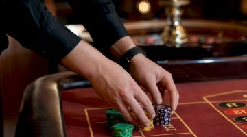 Manos colocando fichas en la mesa de ruleta