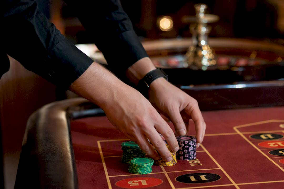 Manos colocando fichas en la mesa de ruleta
