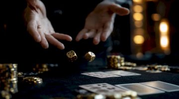 Manos manejando ruleta y cartas de casino