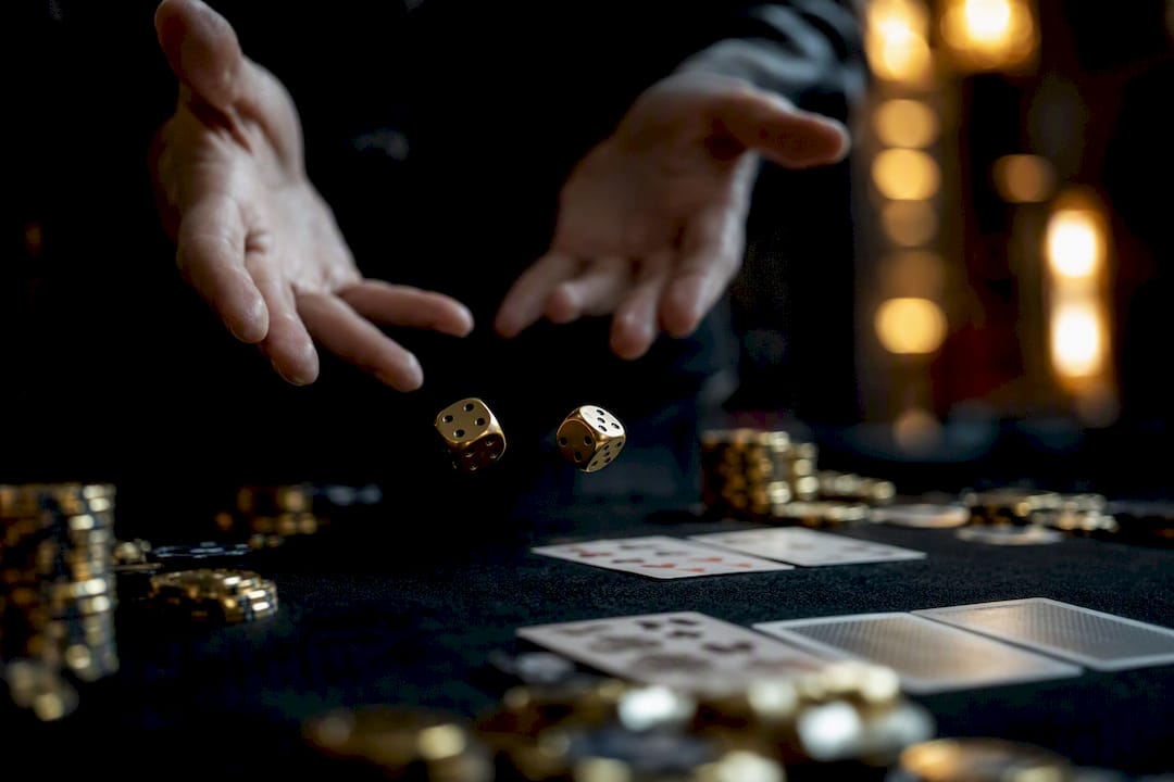 Manos manejando ruleta y cartas de casino
