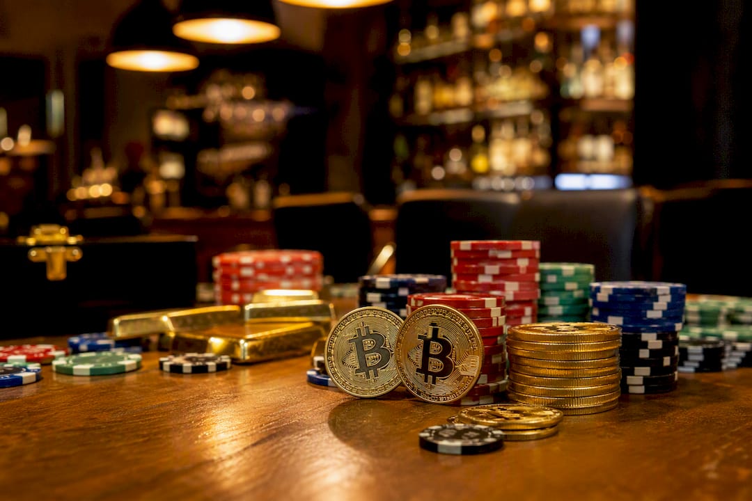 Fichas de Bitcoin y fichas de casino sobre la mesa de juego