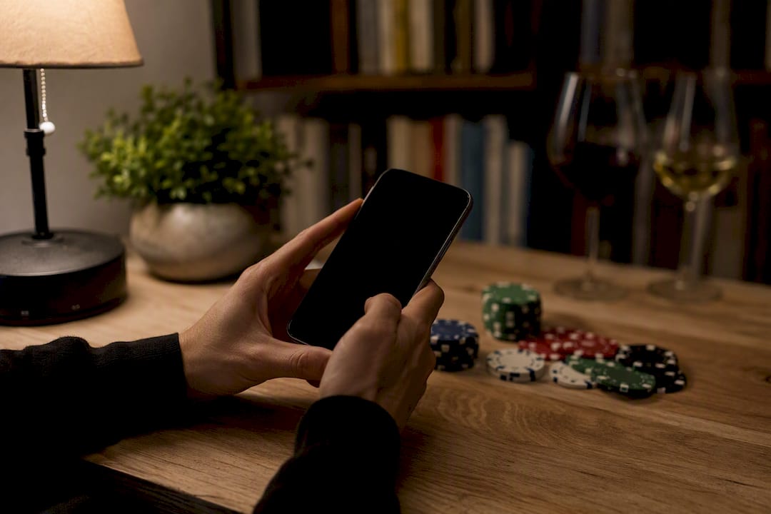 Manos sujetando un teléfono para apostar en el casino