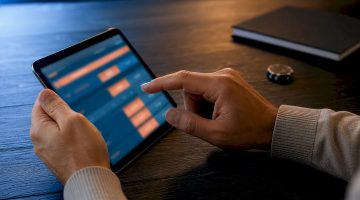 Manos consultando las cuotas deportivas en una tablet