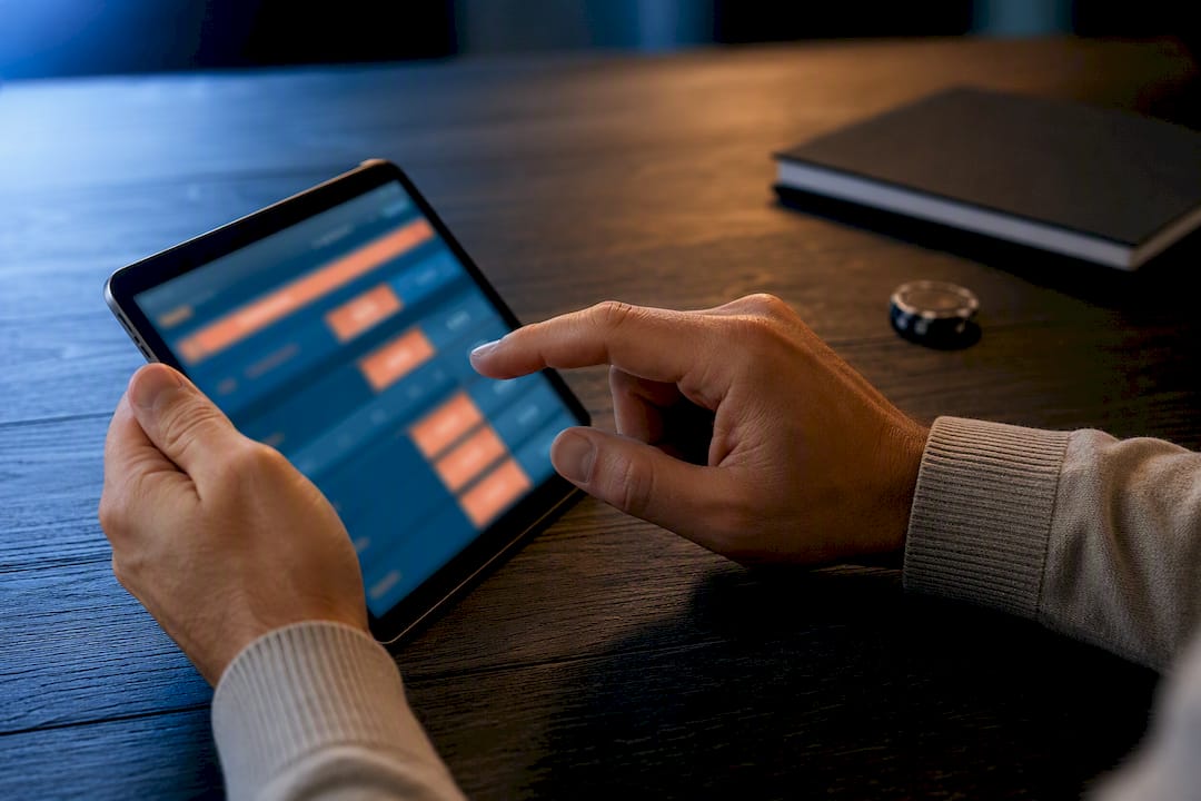 Manos consultando las cuotas deportivas en una tablet