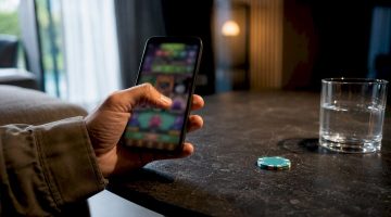 Mano probando un casino en línea de manera segura