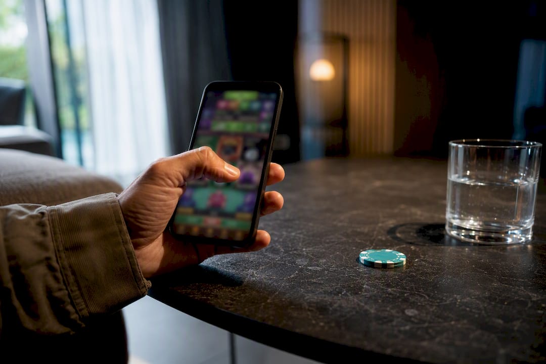 Mano probando un casino en línea de manera segura