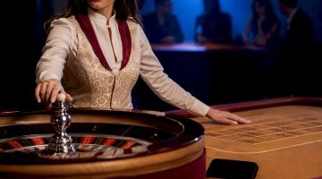 Crupier al mando de una mesa de casino en vivo