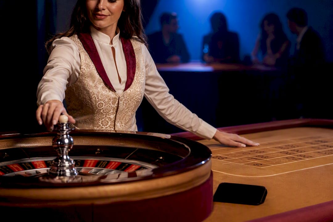 Crupier al mando de una mesa de casino en vivo