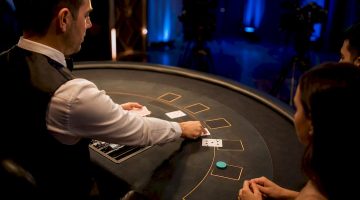 Crupier entregando cartas en un casino en vivo