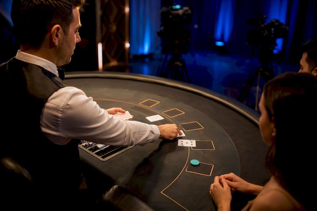 Crupier entregando cartas en un casino en vivo