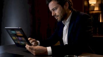 Jugador comprobando la legalidad de un casino internacional