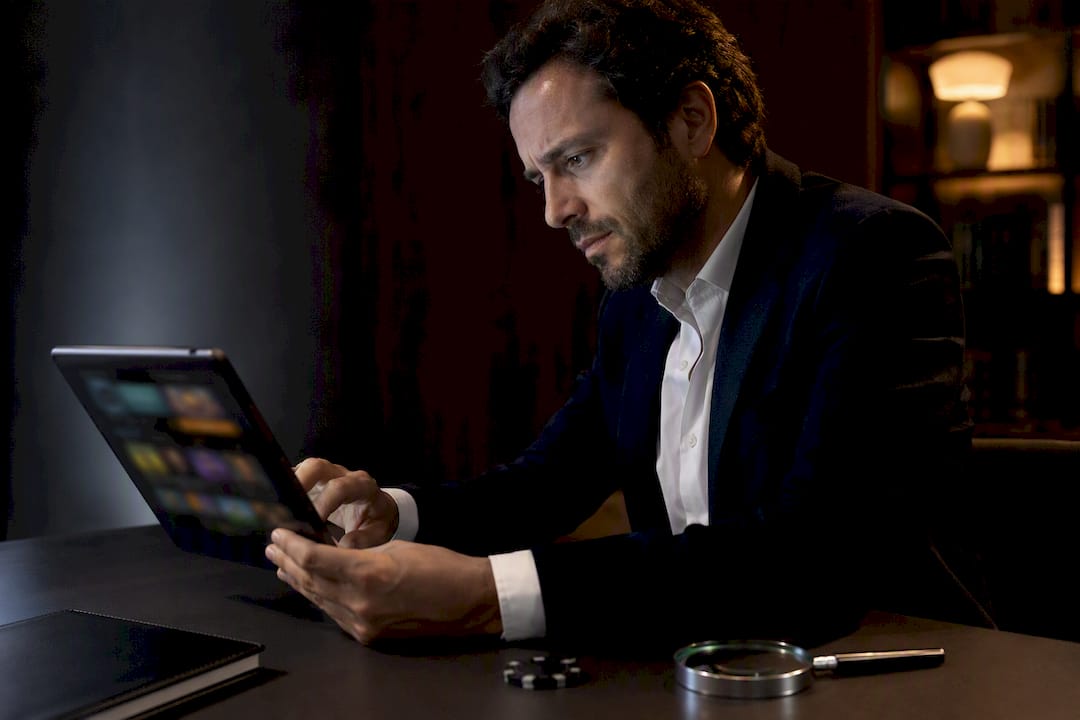 Jugador comprobando la legalidad de un casino internacional