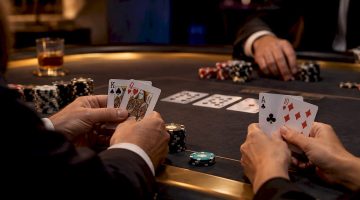 Cartas y fichas sobre una mesa de casino