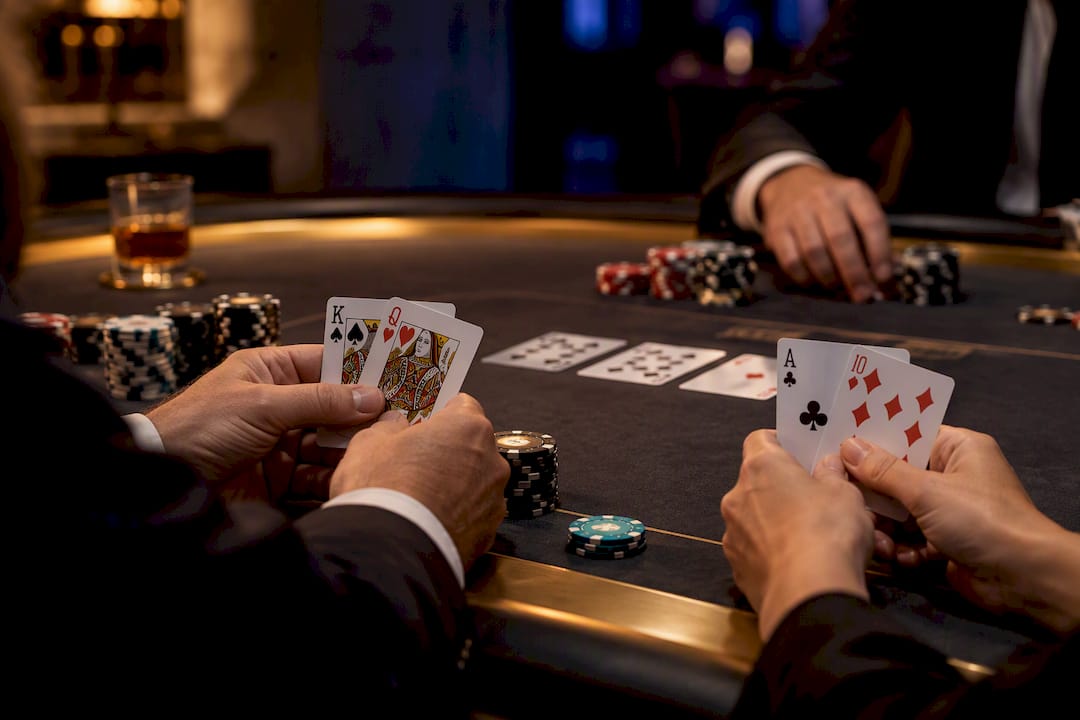 Cartas y fichas sobre una mesa de casino