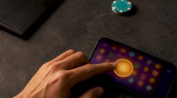 Mano que activa giros gratis en casino en línea