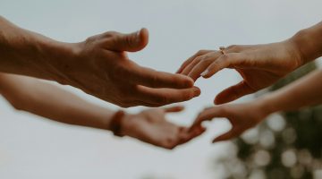 Grupo de personas uniendo las manos como gesto de apoyo