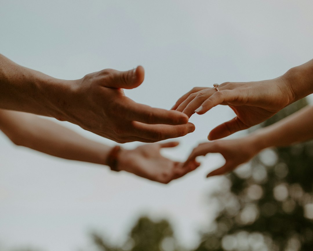 Grupo de personas uniendo las manos como gesto de apoyo