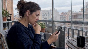 Mujer analizando casinos móviles desde España