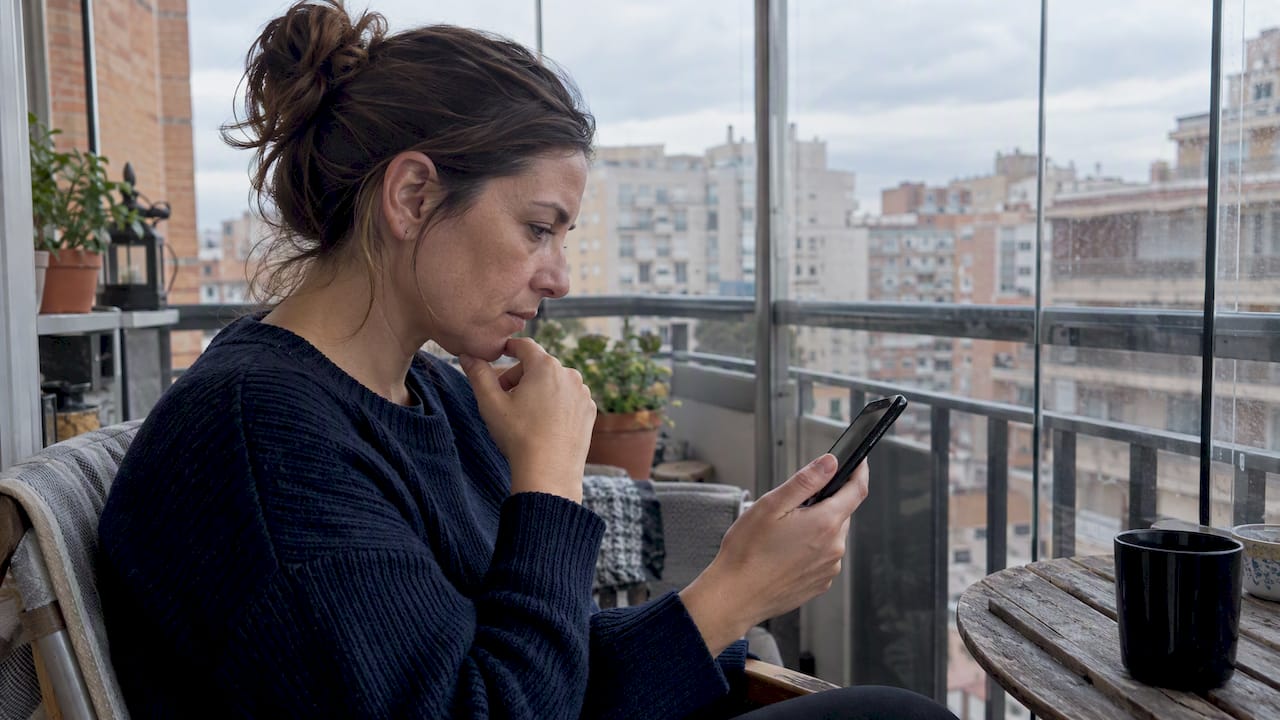 Mujer analizando casinos móviles desde España