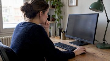 Jugadora verificando la licencia del casino en línea