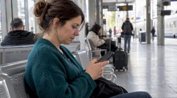 Mujer revisa licencia de casino en su teléfono