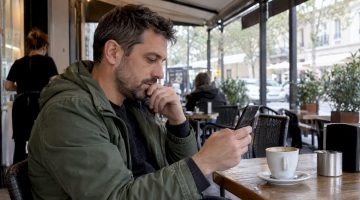 Jugador adulto analiza las condiciones de los bonos online