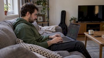 Jugador busca información sobre un juego online con criptomonedas