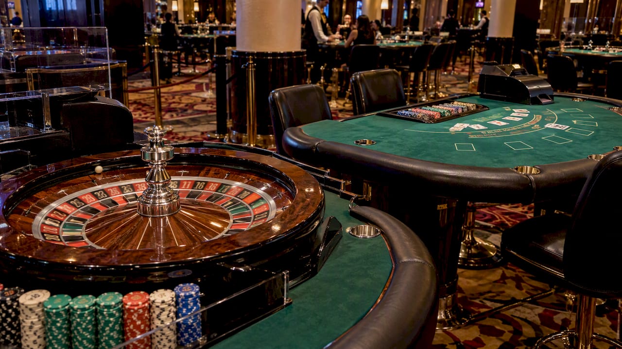Ruleta y mesas de cartas en el casino
